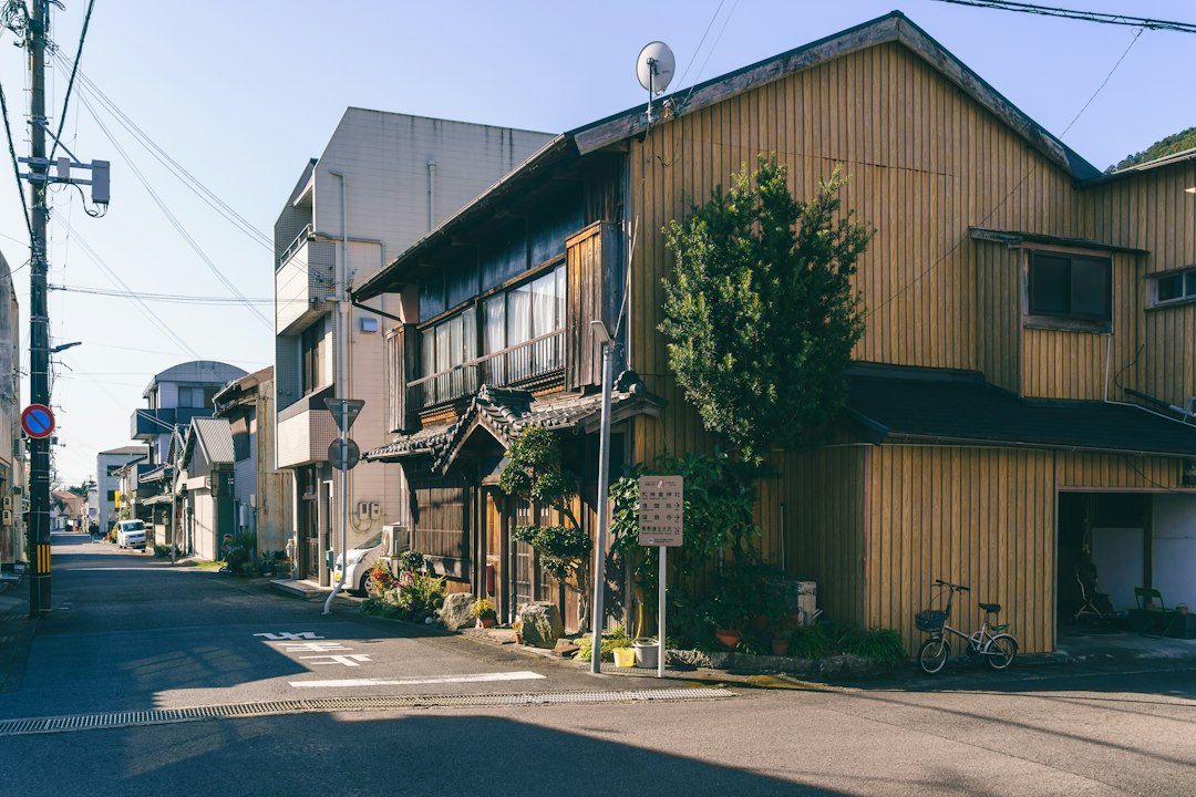 静かな住宅街の古い家